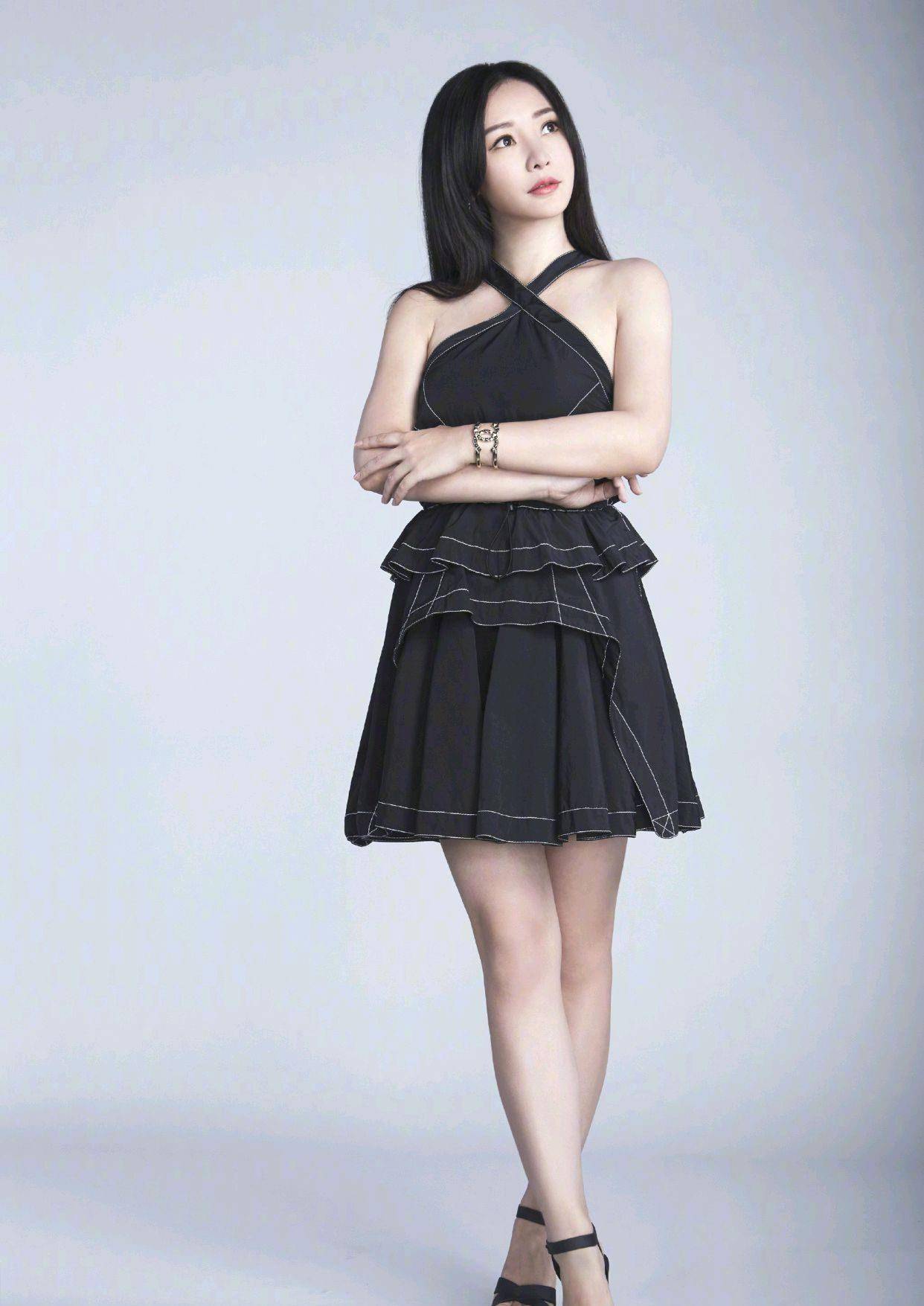 原创柳岩的衣品不得了身穿一袭x领黑色连衣裙很抢镜设计感十足