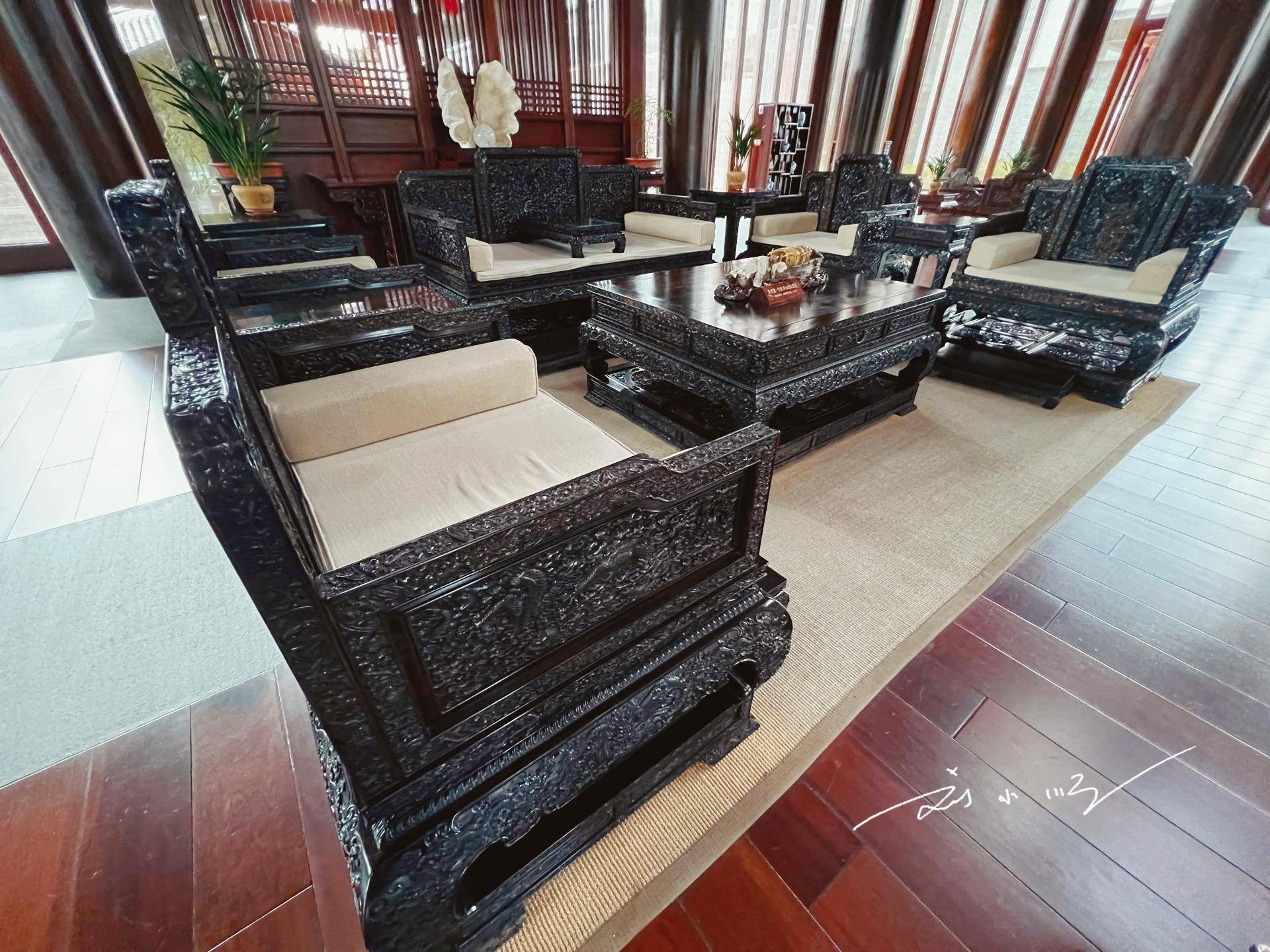广东云浮最大方的酒店，价值近亿元的龙椅放在大堂，让客人随便坐