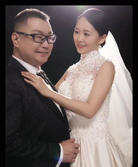尹相杰妻子庆结婚一周年,公开唯美婚纱照,连换4套礼服身姿婀娜_郭永