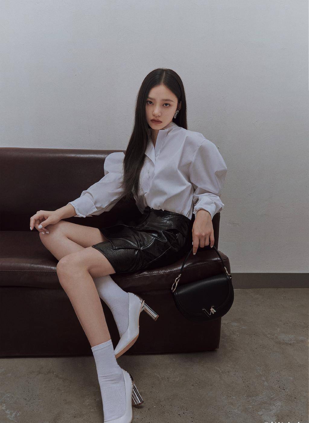 原创林允西装不系扣子自信秀出小蛮腰配及膝时尚袜美腿修长抢镜