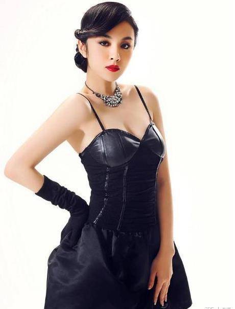王晓晨真不愧是“零绯闻”女神穿一字肩连衣裙气质撩人太惊艳爱游戏ayx(图11)