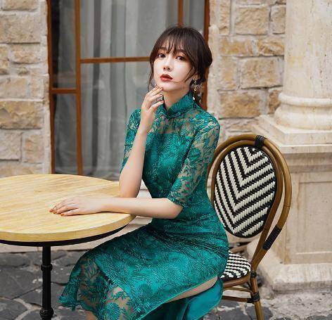 刘芸撞衫小4岁的张小斐,穿同款时尚短旗袍,扎丸子头抹平年龄差_面料