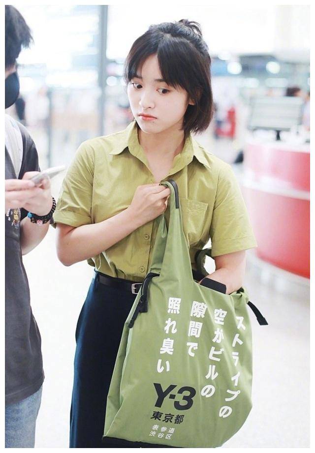沈月厉害了,牛油果绿衬衫配阔腿裤凹出大长腿,谁说她不到160cm_显得