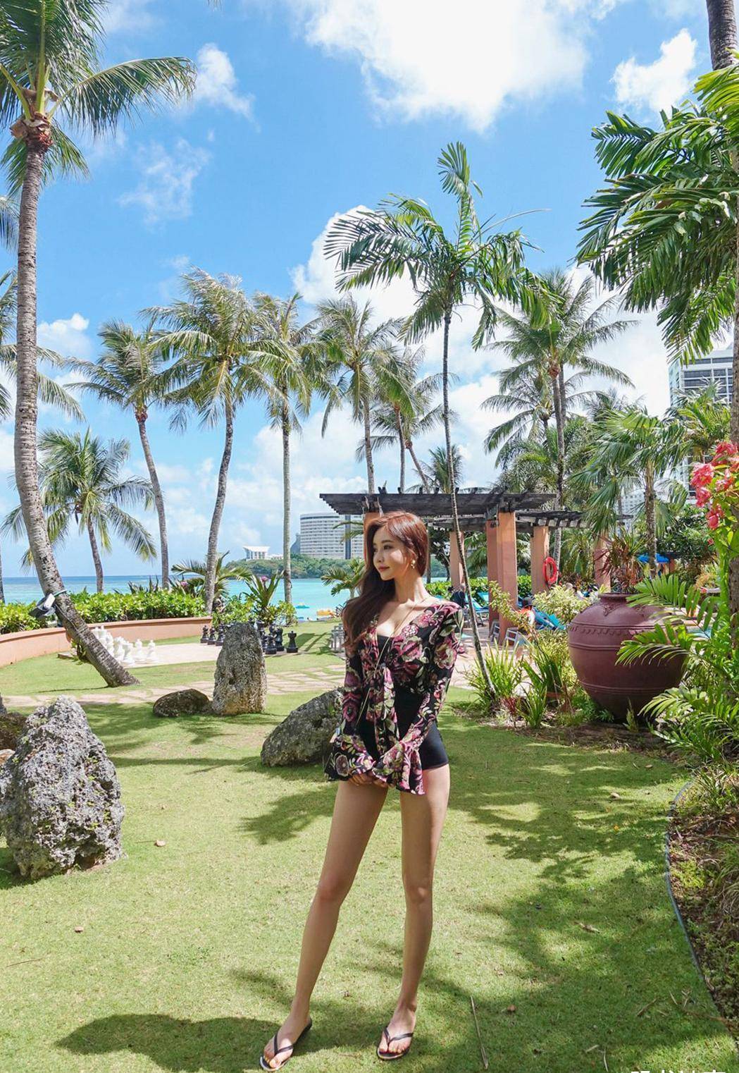 原创夏日里穿上甜美的连体泳衣既能展现青春阳光又不会显得过于热辣