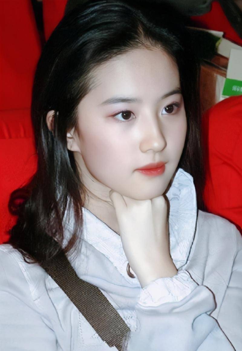 为什么女明星头发都浓密看不见发缝?