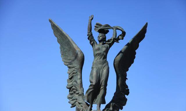 现如今,人们为了缅怀嘎丽娅,便将她的雕像雕刻在了绥芬河的和平广场上