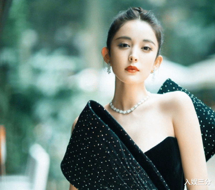 原创古力娜扎发自拍全网都羡慕她的发量而我却酸眼睫毛和肌肤