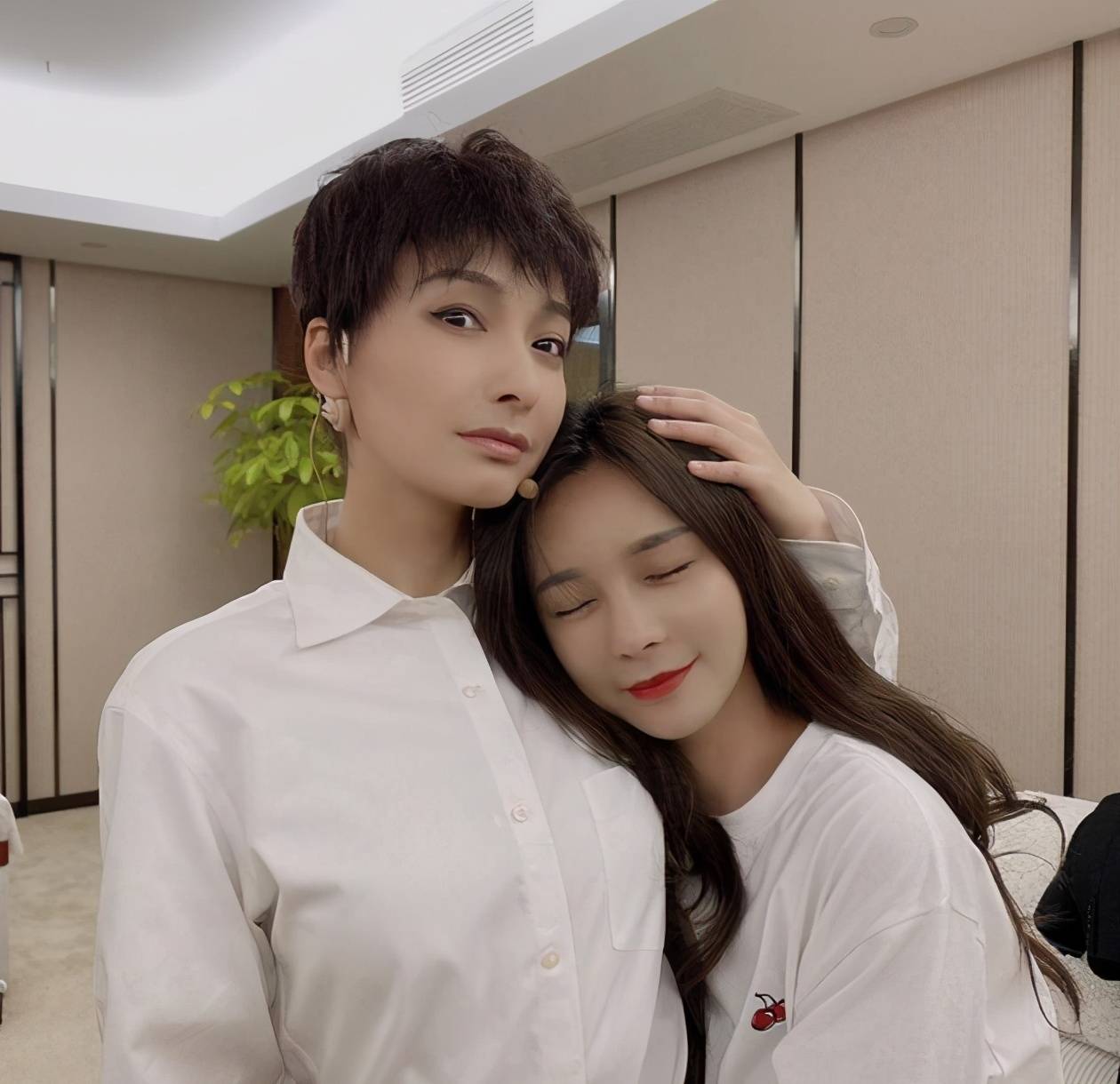 吴昕,沈梦辰上演"摸头杀"画面太美,她们没有因为杜海涛变仇人_杨迪