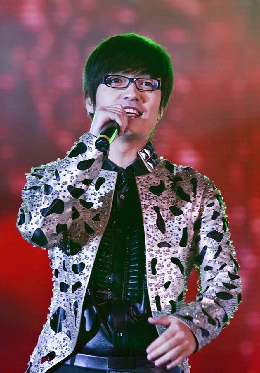 分手2年,王小玮事业步步高升,王小海却杳无音信,差距一目了然_音乐