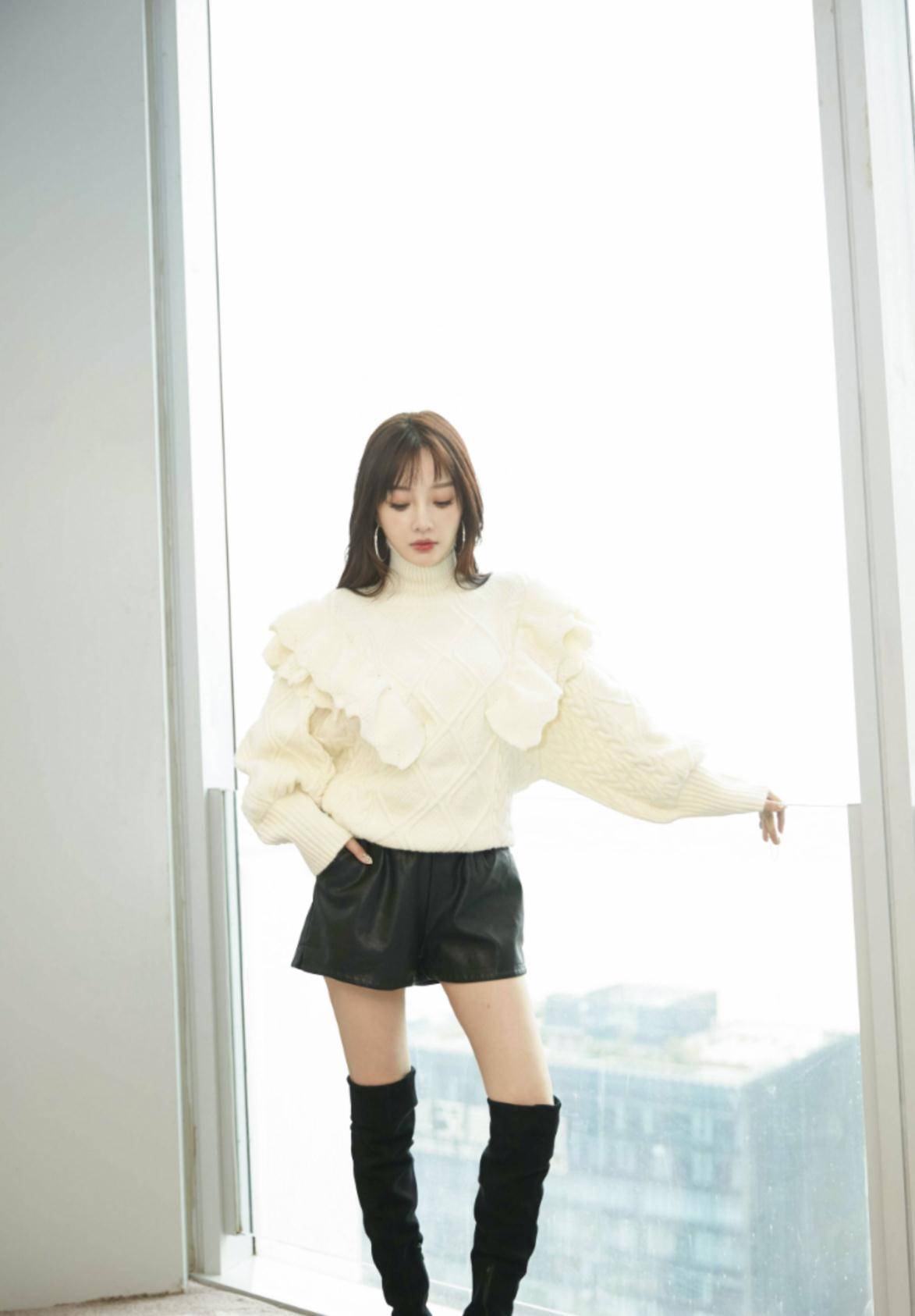 李小璐终于不"作妖",穿白色羽绒服配牛仔裤,针织帽时髦又减龄_的设计