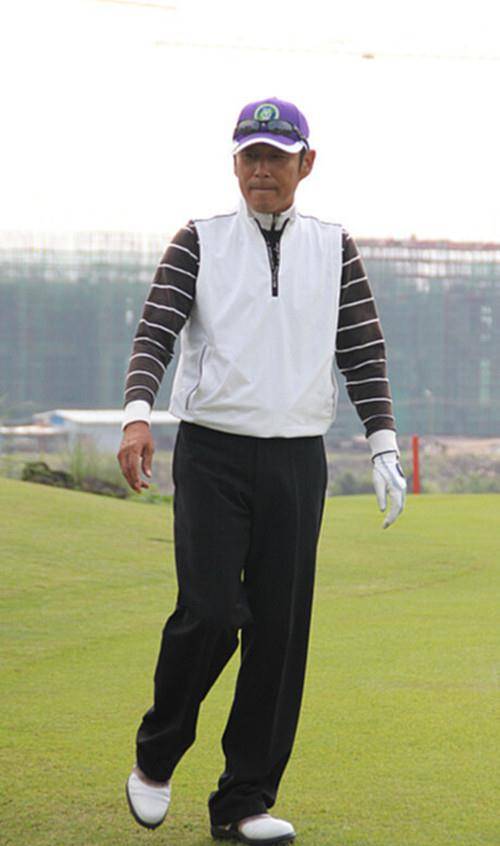 "儒雅男神"陈道明参加活动,穿运动服装走休闲风,戴墨镜好酷_风格_魅力