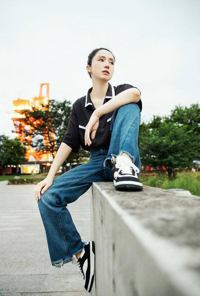 又一次被董璇惊艳了,私下里穿衬衫配牛仔裤,看着却一点不普通_进行
