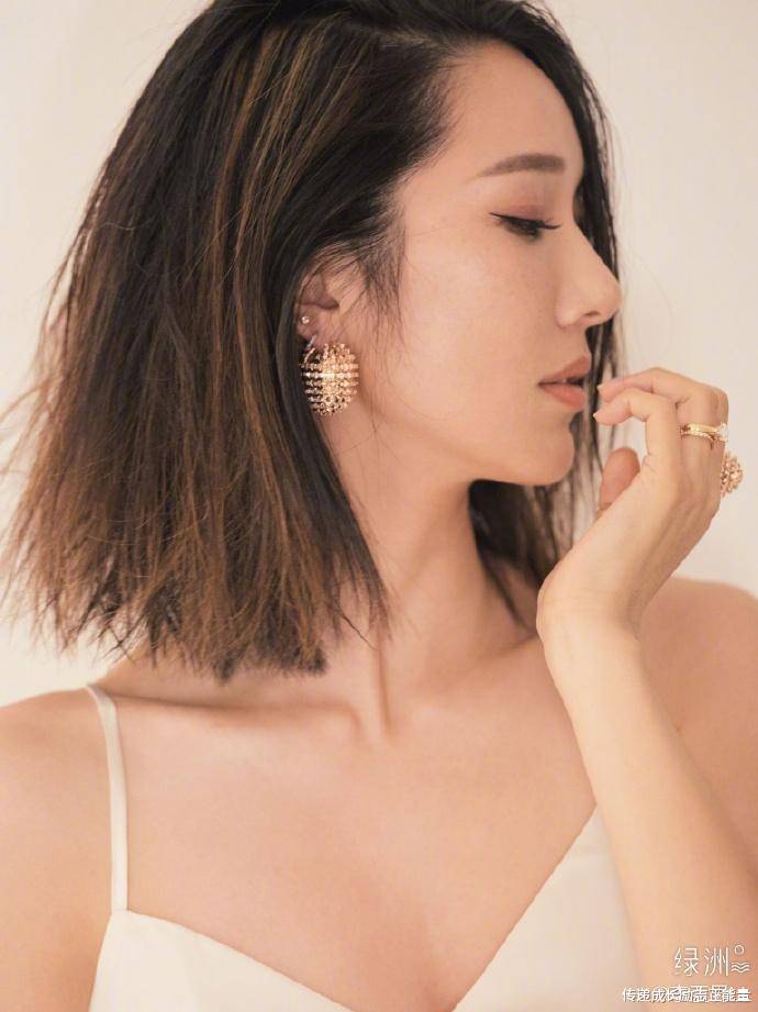 李亚男绿洲庆生着白色吊带裙露锁骨,她不仅美丽,也很努力幸福_华裔