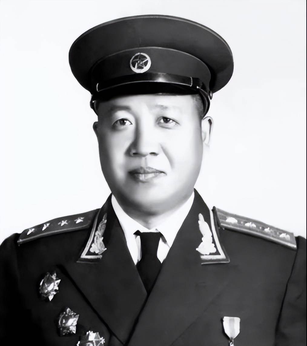 原创老照片二战时期1对德国军官夫妻上世纪90年代绿皮火车上的女子