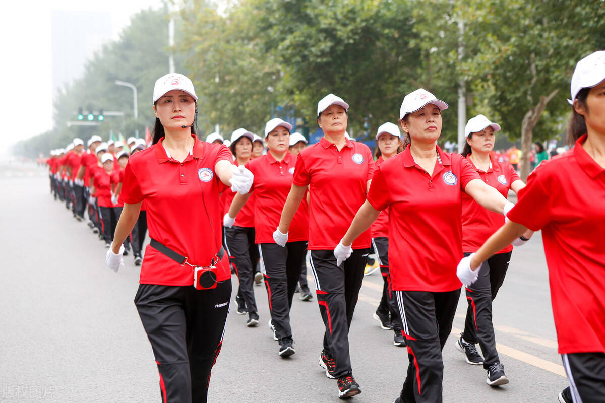 暴走团霸占机动车道女司机一脚油门悲剧了再次上路穿反光衣