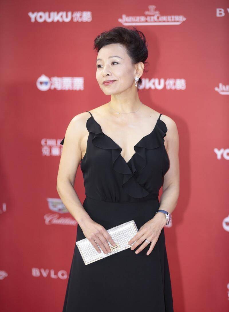 陈冲虽然老了,可气场更强了,穿v领吊带裙看着好挺拔,气质浓郁_时尚