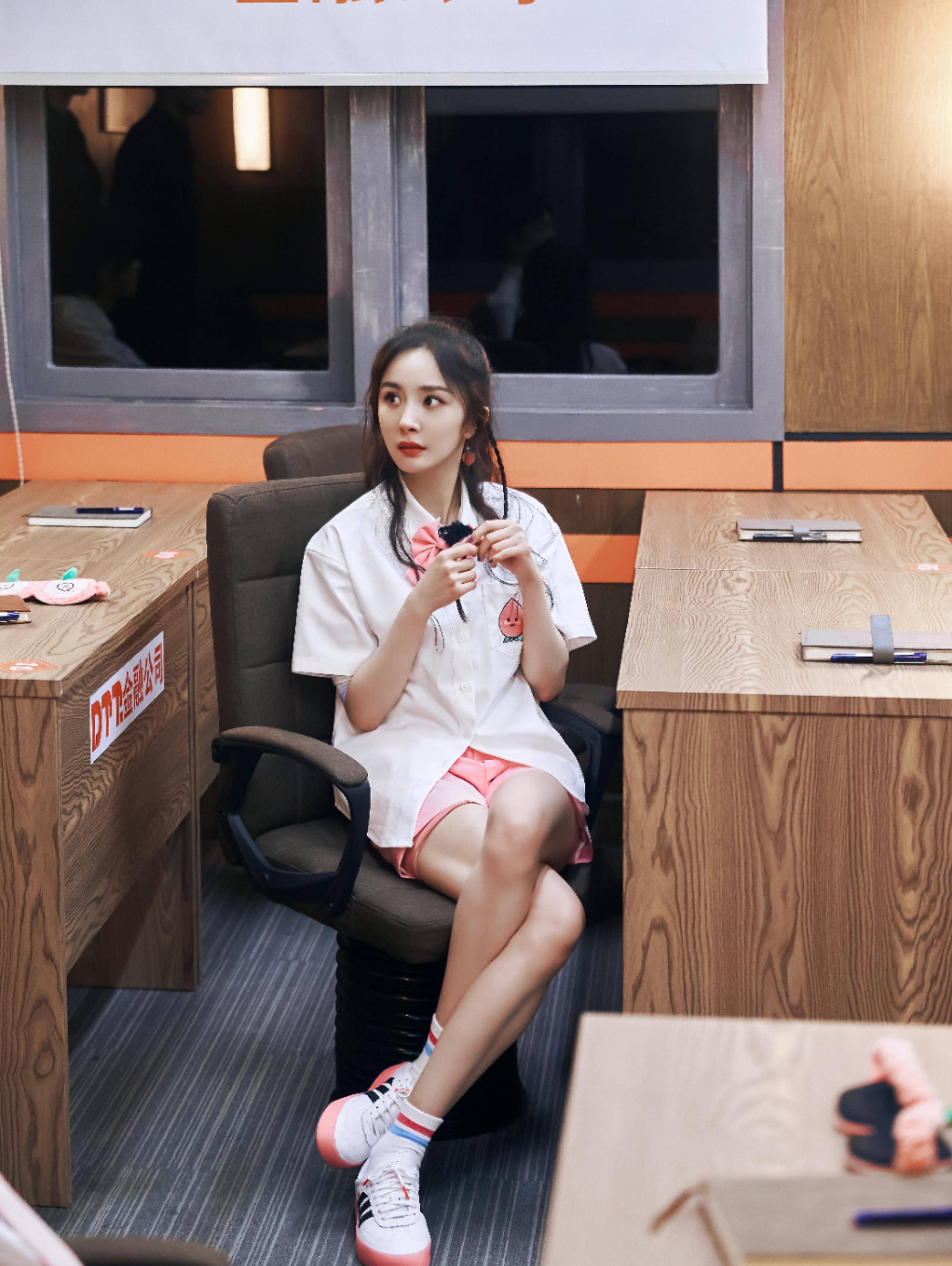 近期,杨幂参加的《密室大逃脱》综艺正在热播,里面杨幂的穿搭又是备受