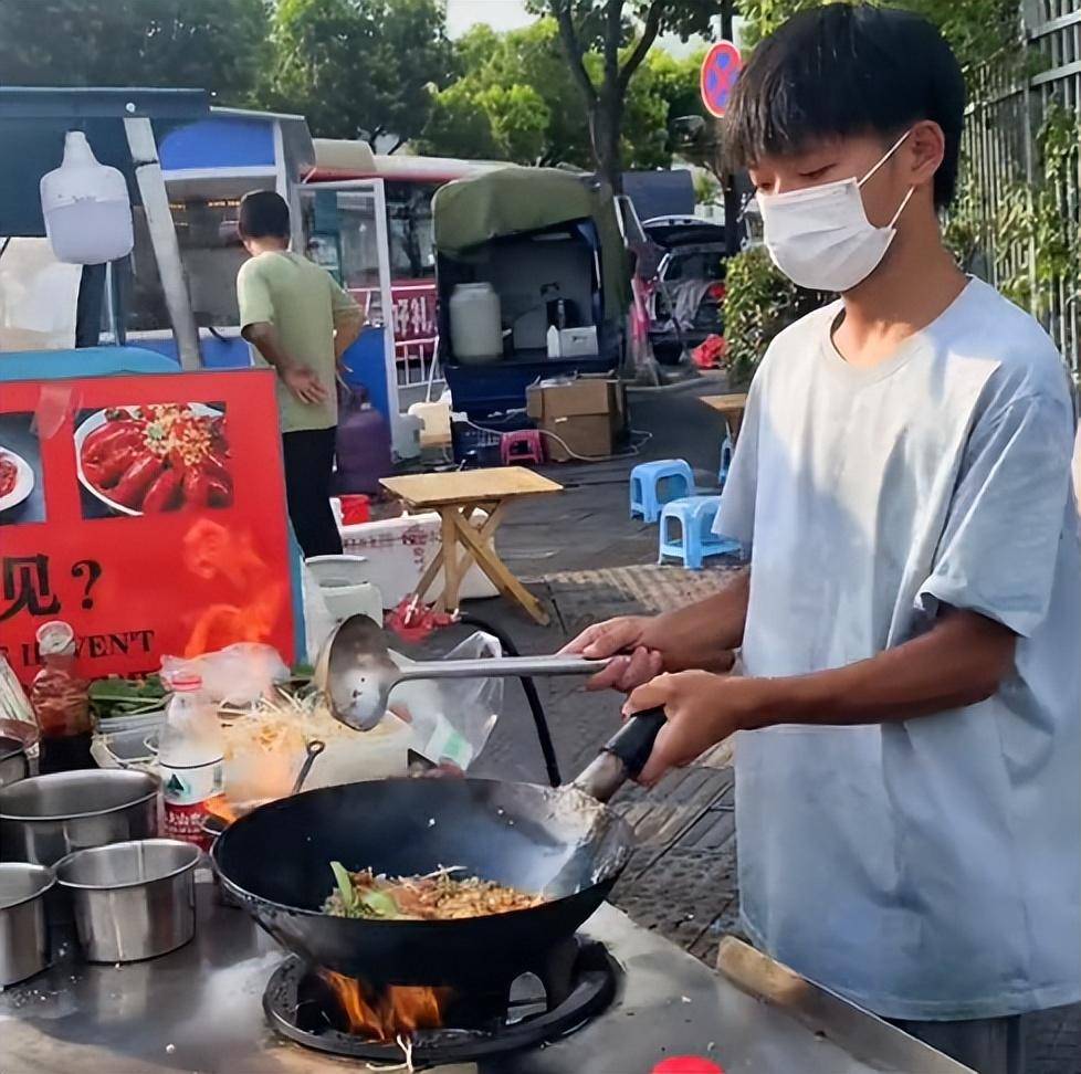 由于学过烹饪,因此摆摊卖炒饭可谓轻车熟路,摊位的招牌就叫做零零后