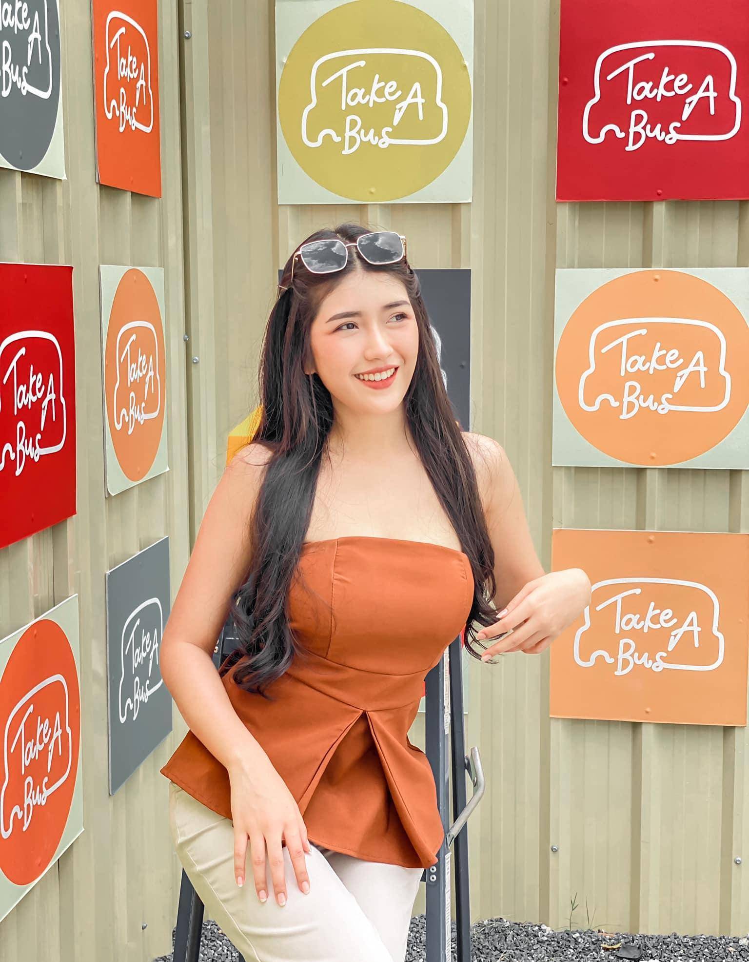 原创笑容很甜的外国美女简约的打扮显气质时尚的穿搭秀身材