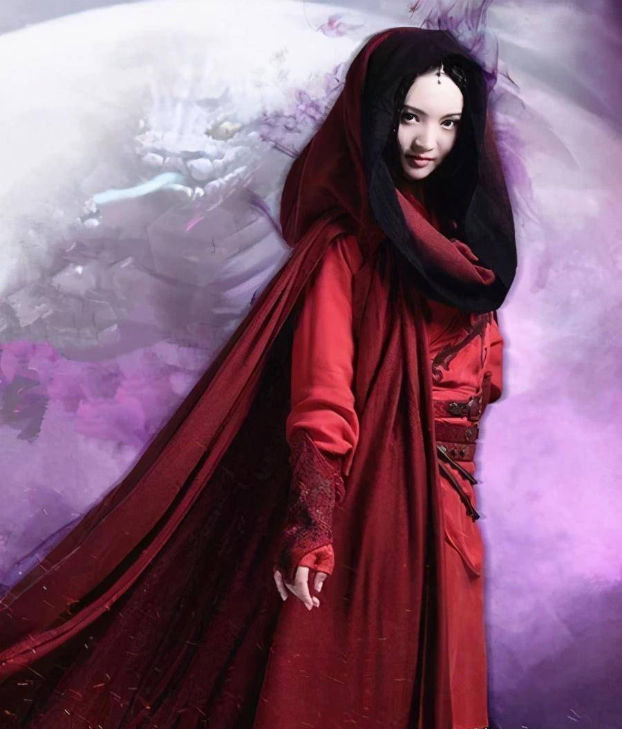 刘诗诗不仅人长得美,气质更是公认得好,她这个穿着红色圆点斗篷,单手