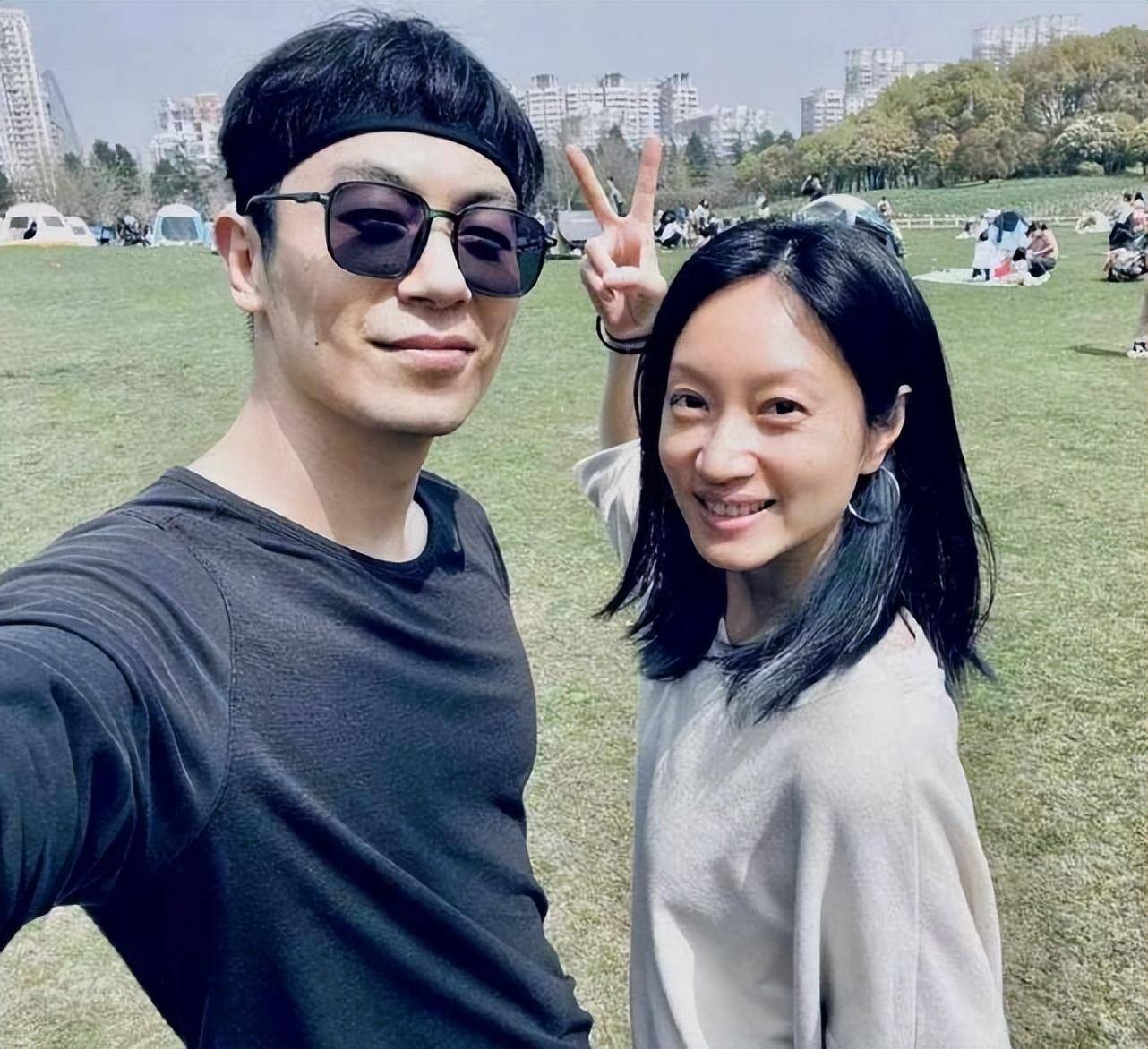 朱亚文和娇妻沈佳妮同框，打扮朴素气质好，俩人低调甜蜜很真实_手机搜狐网