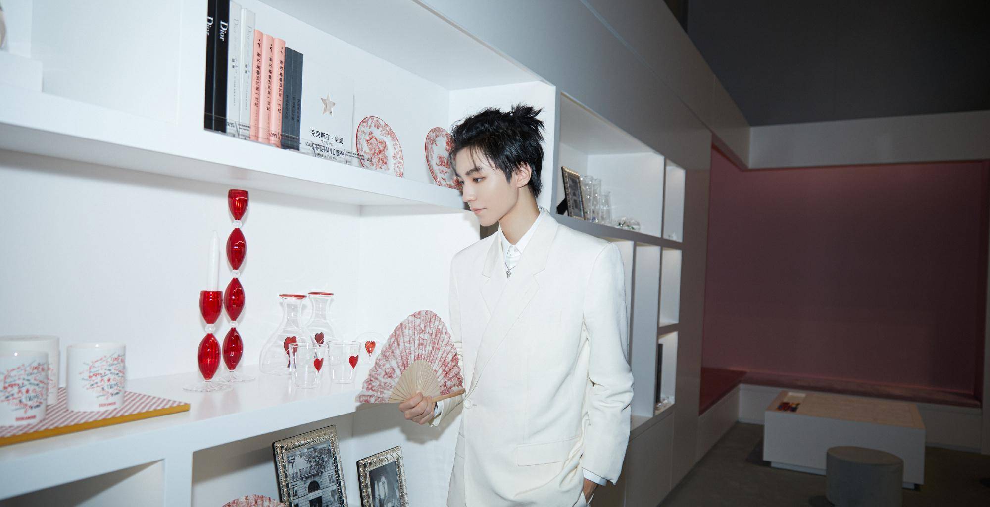 "摘星少年"王俊凯留长刘海挡眼睛?