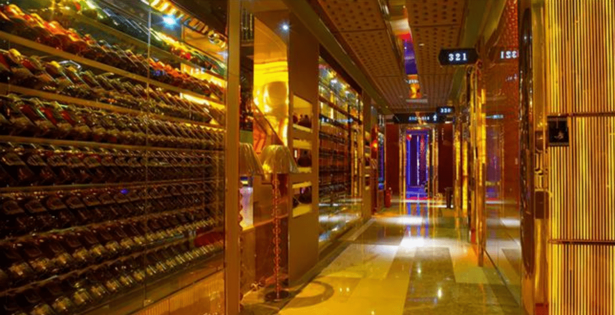 原创16年300名警察连夜封锁郑州一娱乐场所仅女服务员装了6辆大巴