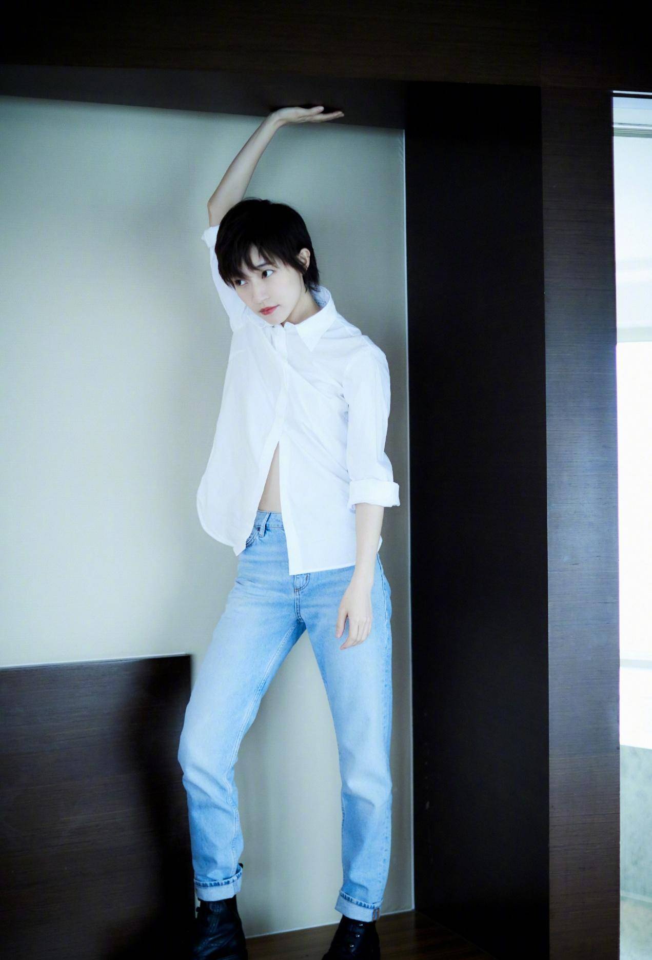 原创焦俊艳也放开了穿深v吊带裙皮肤白到发光虽不时尚但典雅气质