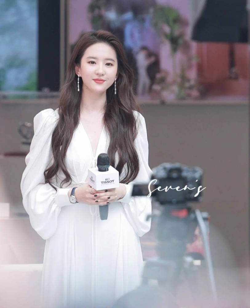 刘亦菲的真实"面目",皮肤紧致白皙,一袭白裙美若天仙_白色_连衣裙