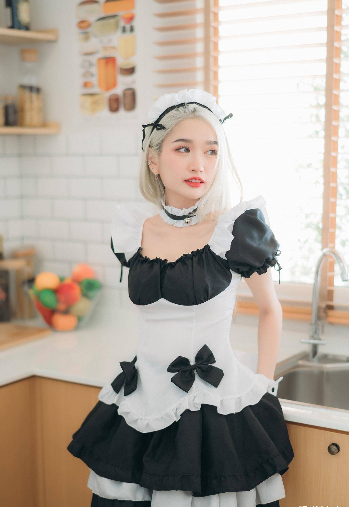 穿女仆装的青春美少女,绝美的颜值,动人的眼神,宅男看了会很心动_不