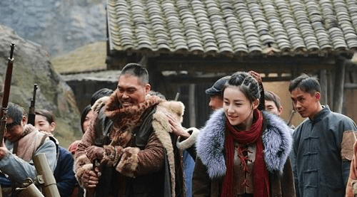 纠合"爱国""九龙"等几伙土匪,一共三十多号人在凌晨4点左右下山"打窑"