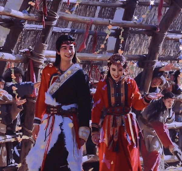 影视剧中的cp神图,杨超越穿嫁衣,彭小苒回眸笑,热巴拥抱杨洋!