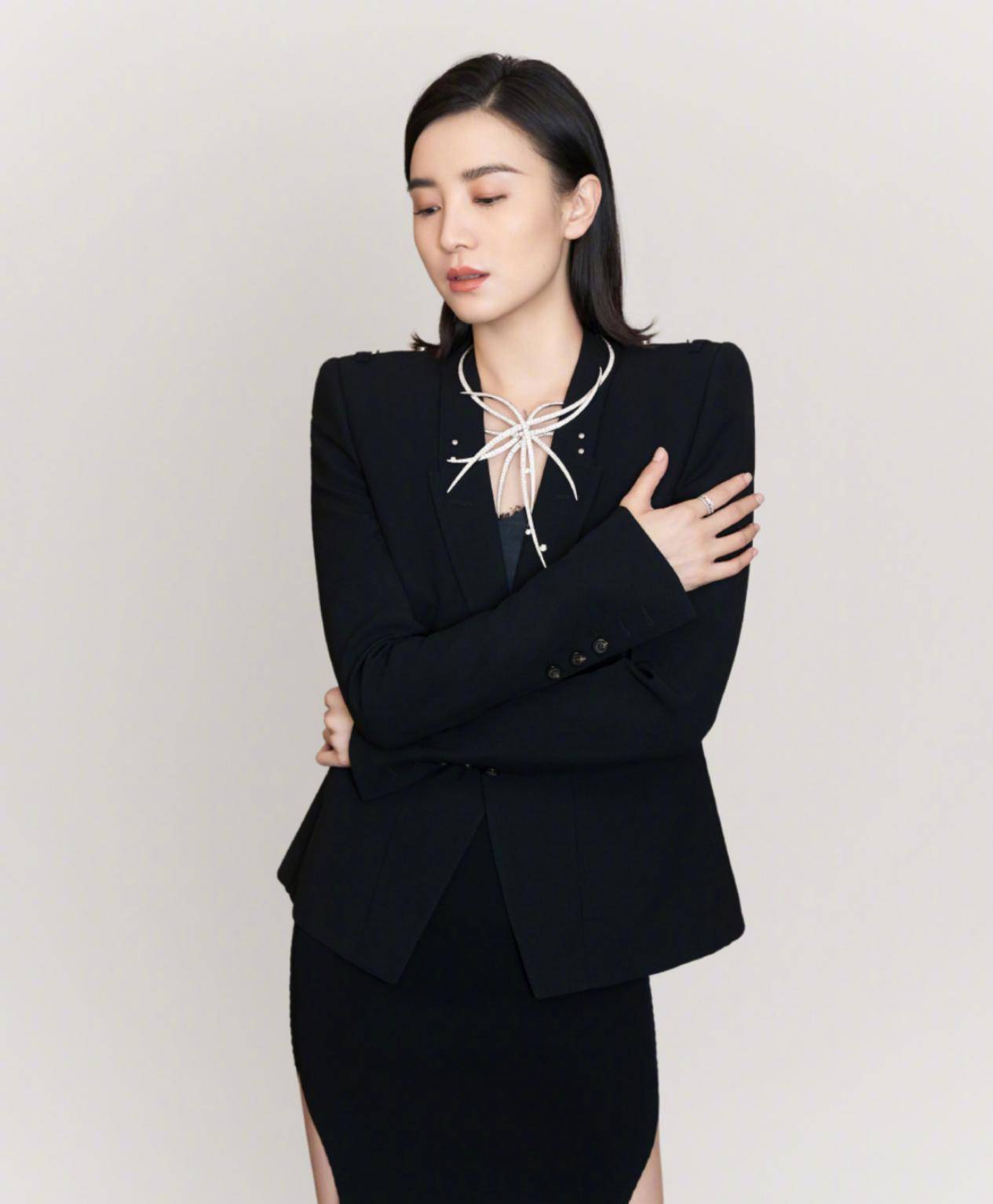 宋佳一如既往美到底,霸气西服搭不规则长裙,干练中不失小时尚_显得