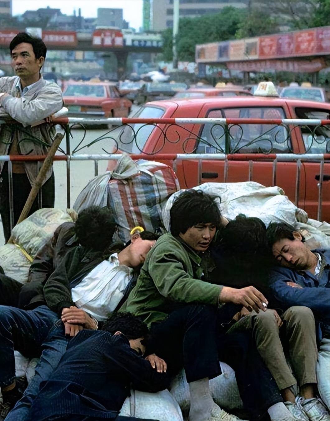 老照片 1941年一群女大学生的合影 90年代一群背井离乡的打工人 刘晓庆 我国 女子 老照片 1941年一群女大学生的合影 90年代一群背井离乡的打工人 刘晓庆 我国 女子