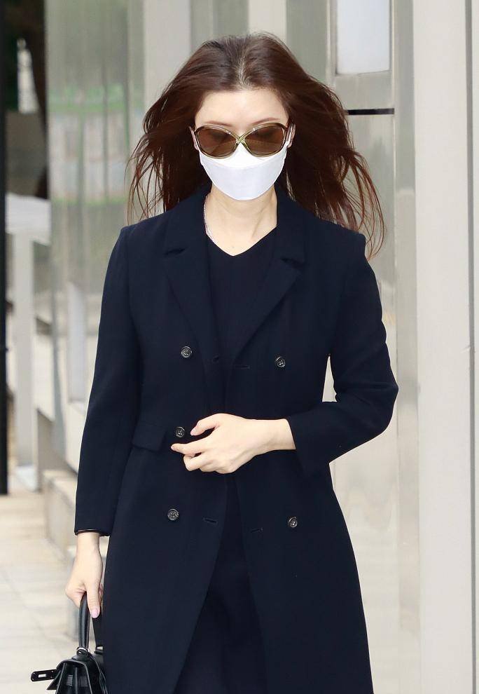 富家女于文凤近照,翻领风衣内搭小黑裙,走路带风太霸气了_周星驰_黑色