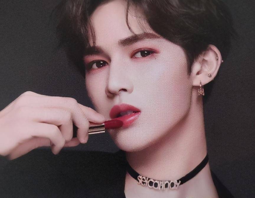 代言口红:千玺涂脸上,朱正廷嘴巴,看到王一博:实属浪费_涂在_黄子韬