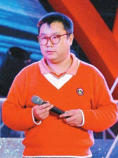 "导演指着一个矮矮,憨憨的戴眼镜的男子说:"那个小胖子就是!