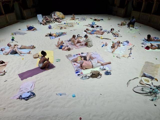 国外举办独特“沙滩展”，成群男女穿泳衣躺室内日光浴，网友看懵