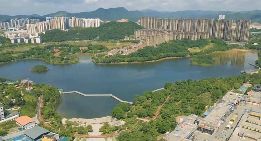 梧州市玫瑰湖公园位于梧州市新龙区的龙新村,现如今整个湖区以及周边