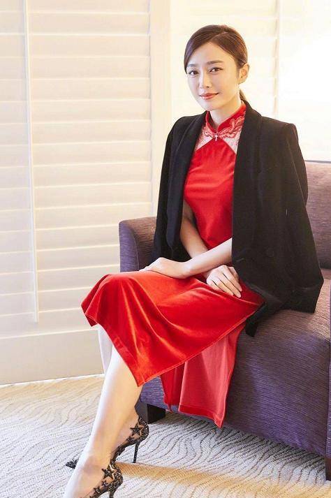 本以为秦岚穿中式改良旗袍已经够好看了,但是当她穿上红色丝绸旗袍