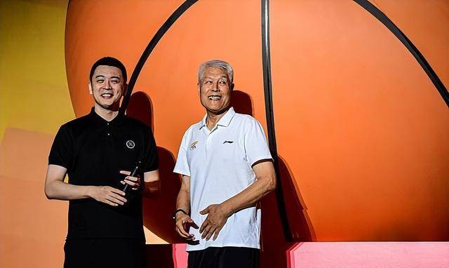原创重磅官宣篮坛教父告别职业赛场杨鸣摊牌了向蒋兴权成就看齐