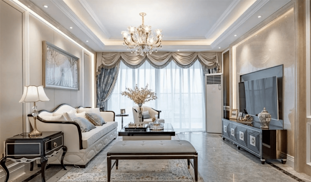 高雅而和谐是新古典风格的代名词,白色,金色,黄色,暗红是欧式风格中