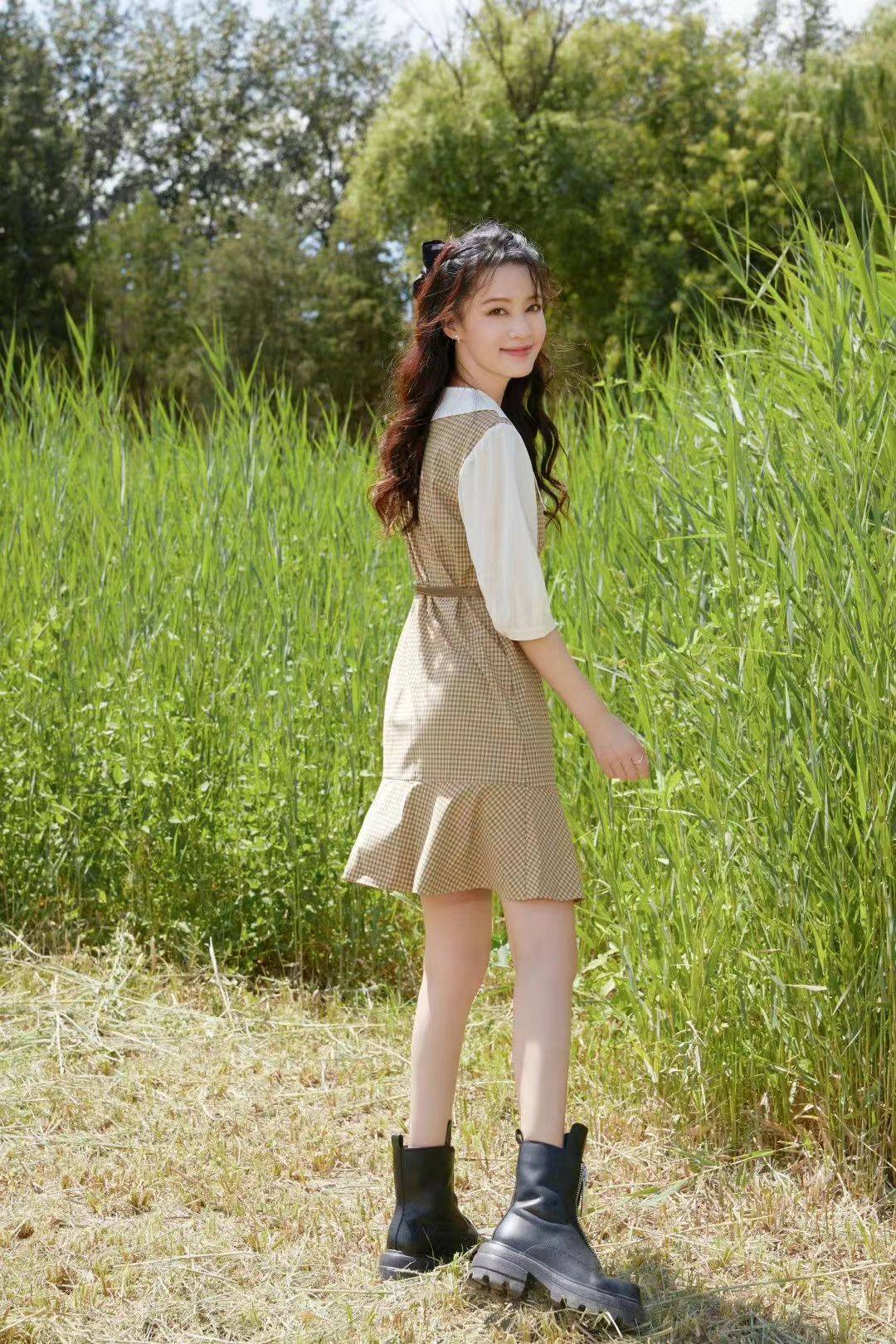 李沁的笑容让人如沐春风,穿格纹连衣裙甜美温柔,一头卷发像公主_效果