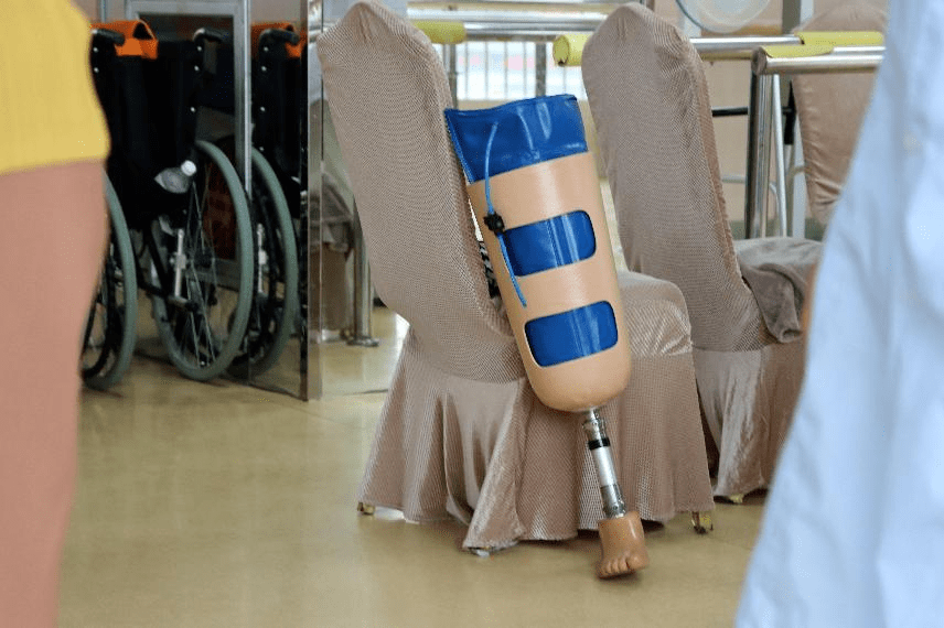 一场车祸改变8岁男孩,父母含泪选择截肢保命._小睿_妈妈_孩子