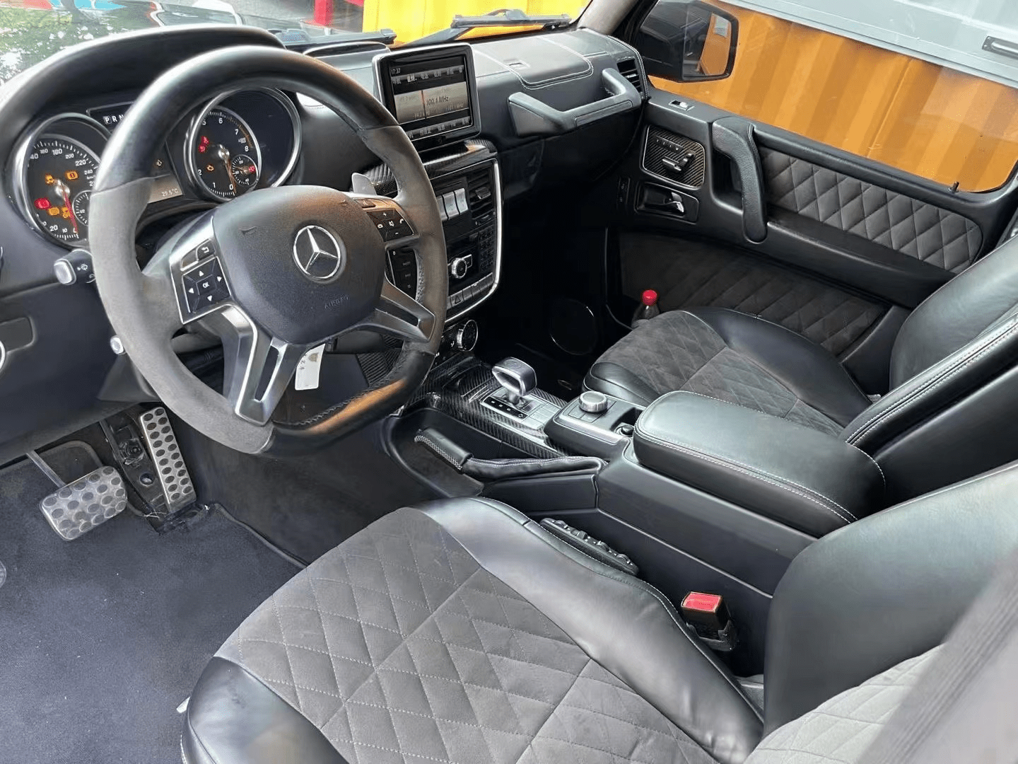 1万公里 外观77内饰统统与470154一模一样,其中轮眉为6x6的,不