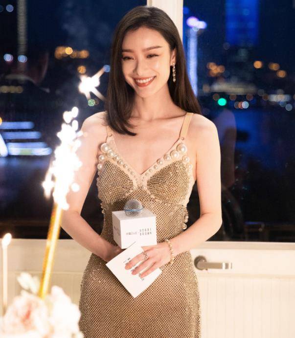 倪妮穿高定礼服出席活动,半透明裙摆太撩人,散发成时尚女性的魅力