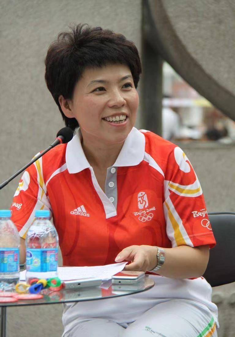 邓亚萍能够走上乒乓球这条路,得益于她的父亲.