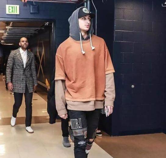 nba穿搭分5个等级:阿杜乡土气息c级,潮男詹姆斯s级,那sss级?