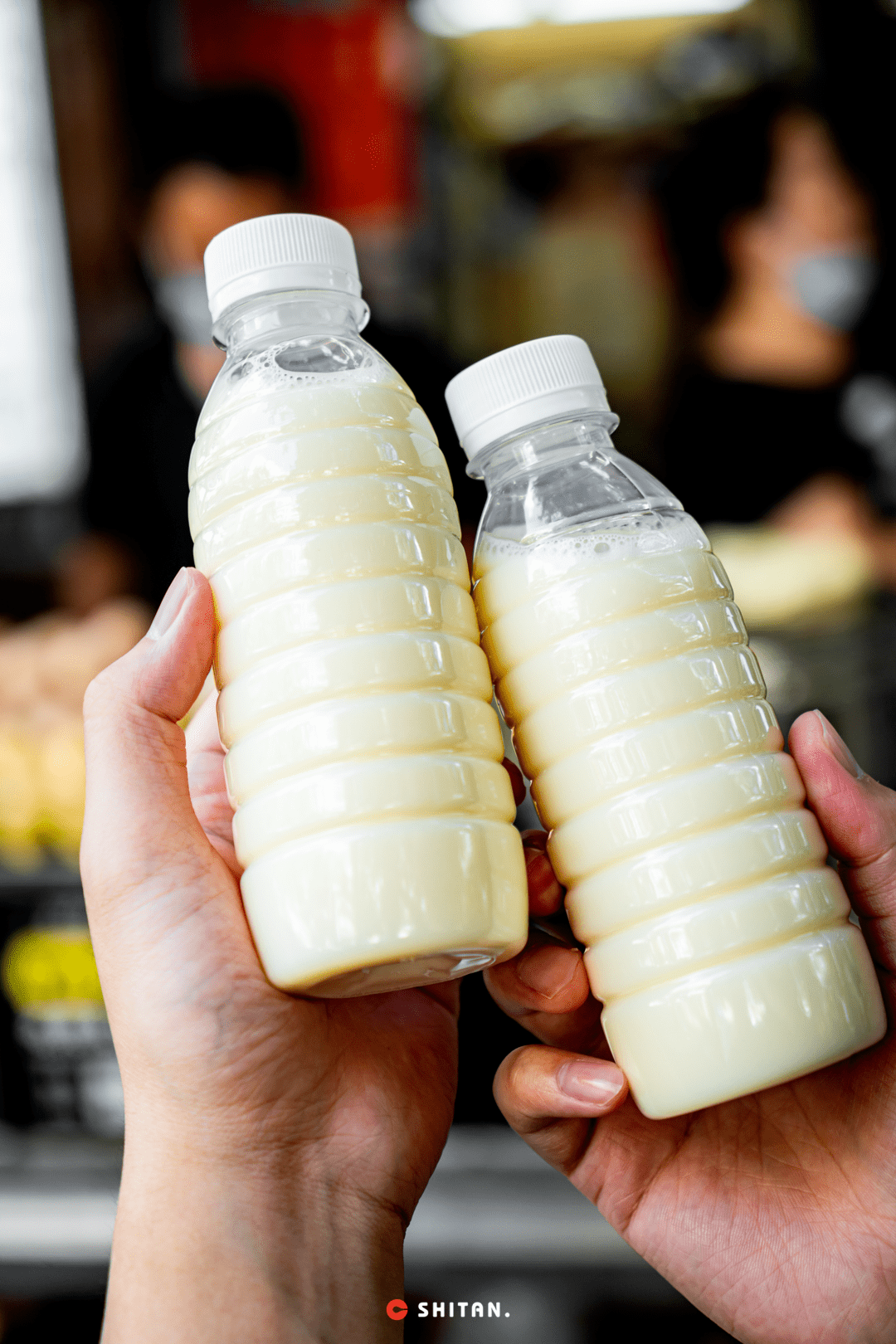 泡沫箱里瓶装的豆浆,每天现磨现煮的,拿到手里还温温的,早上急匆匆拿