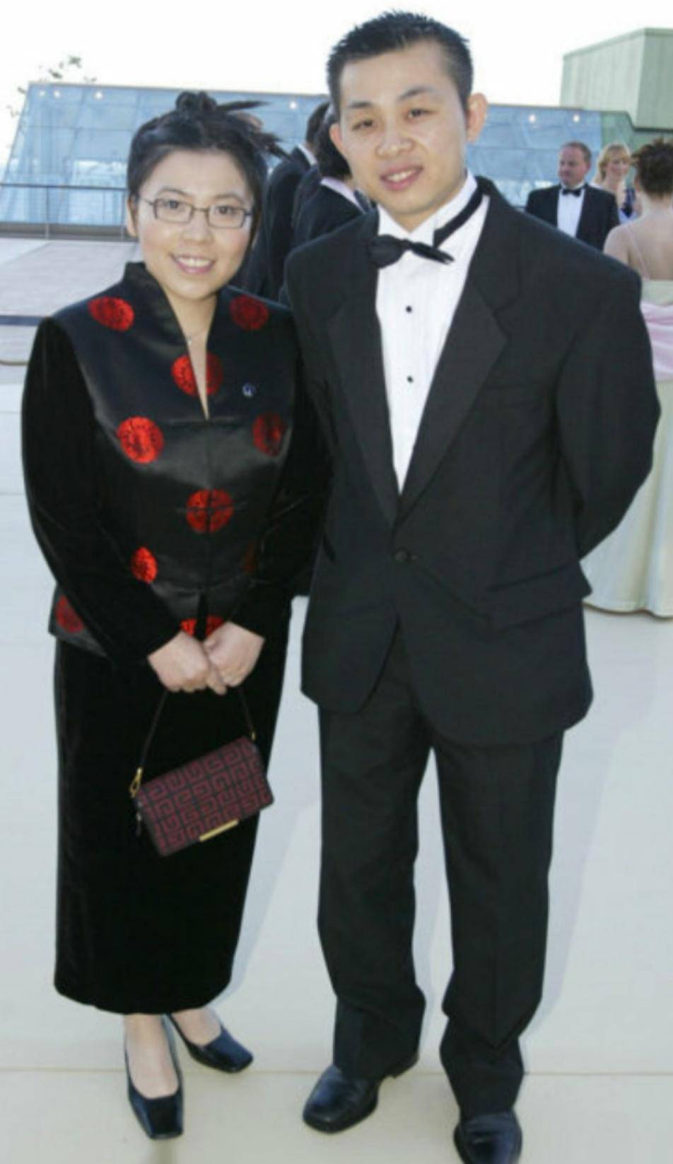 邓亚萍的和老公很有夫妻相,笑容非常治愈,一家人在一起很甜蜜.